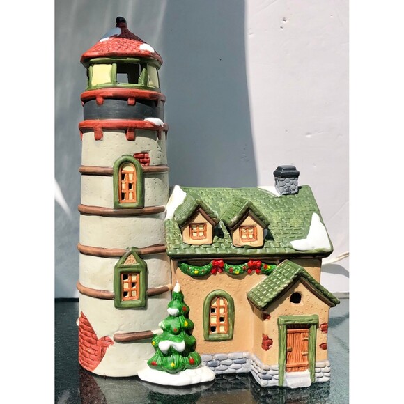 DICKENS KEEPSAKE HERITAGE PORCELAIN LIGHTED HOUSE HAND PAINTED 9 IN X 6.5 IN - Picture 2 of 10